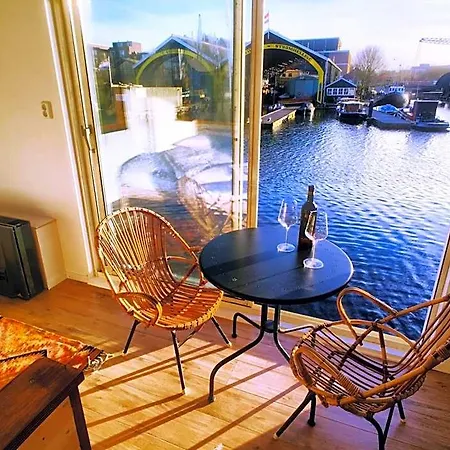 Houseboat Concordia