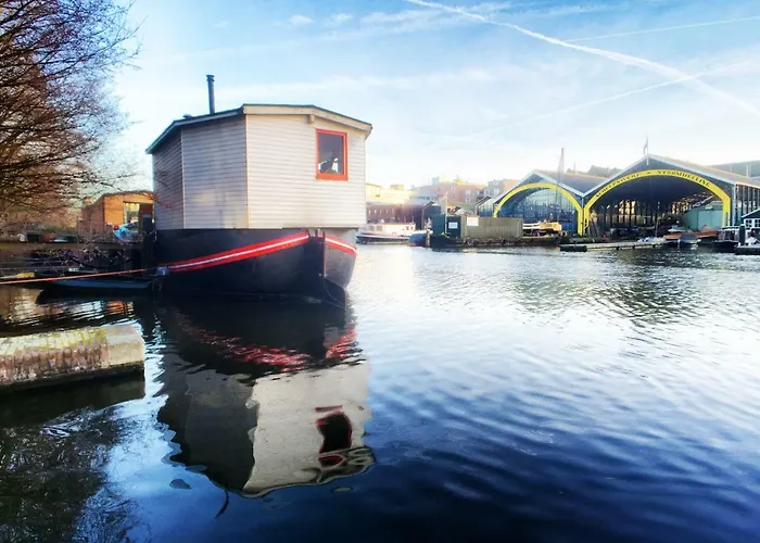 Houseboat Concordia לינה וארוחת בוקר