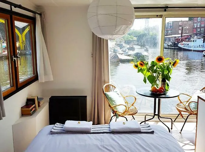 לינה וארוחת בוקר Houseboat Concordia אמסטרדם