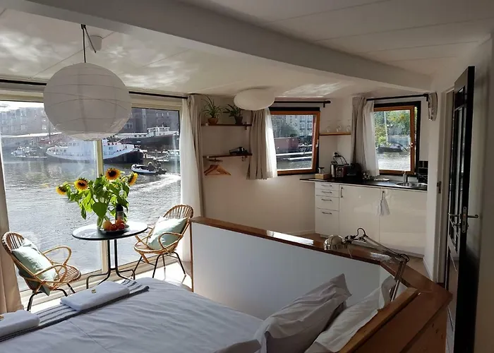 Houseboat Concordia לינה וארוחת בוקר