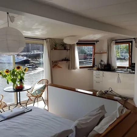 Houseboat Concordia ベッド・アンド・ブレックファスト