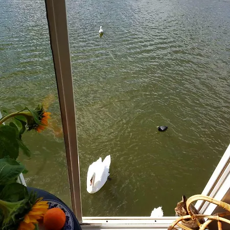 Houseboat Concordia Bed and Breakfast *